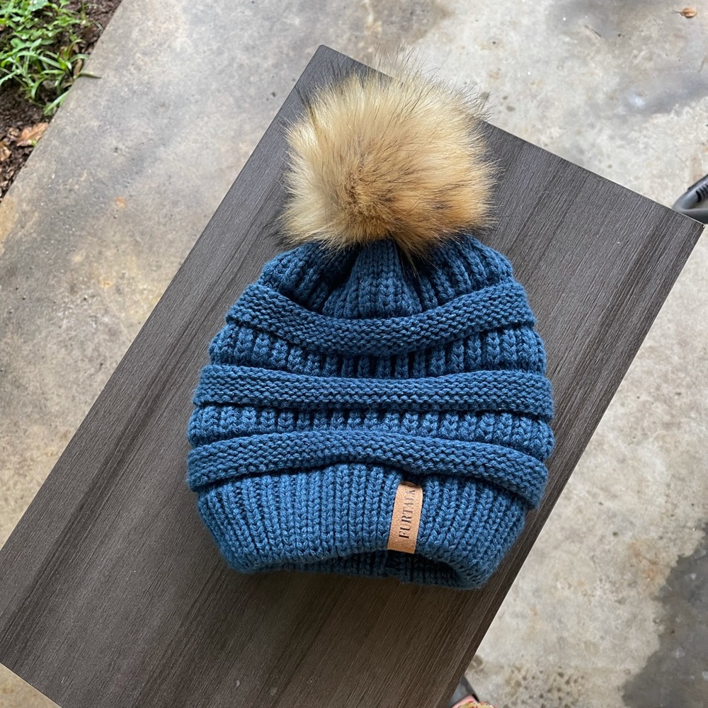 FURTALK winter beanie. Teal. Removable Pom.
